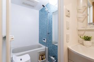 大阪ホテルアビターレ難波ウェスト的带淋浴、卫生间和盥洗盆的浴室