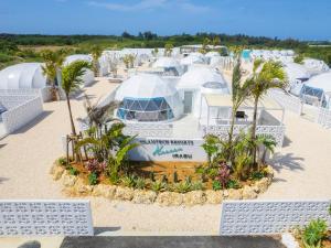 宫古岛GLAMTECH RESORTS HEAVEN的棕榈树海滩上的一组圆顶