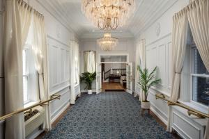 莫里斯敦麦迪逊酒店的走廊上设有吊灯,房间设有窗户