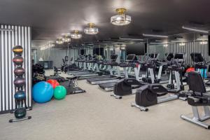 莫里斯敦麦迪逊酒店的健身房设有数台跑步机和有氧运动器材
