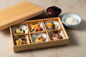 京都The Hotel Seiryu Kyoto Kiyomizu - a member of the Leading Hotels of the World-的装满不同种类食物的木箱