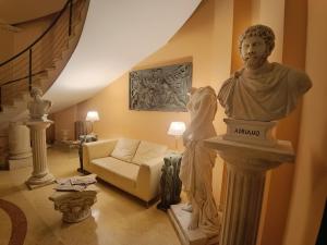 菲乌米奇诺Seccy Hotel Boutique Art & Museum的客厅配有雕像和沙发