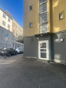 奥斯陆35m2 apartment in central oslo的街道边有门的建筑物