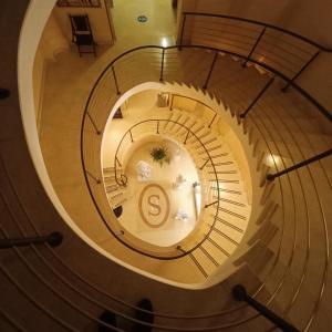 菲乌米奇诺Seccy Hotel Boutique Art & Museum的一座六号楼内的螺旋楼梯