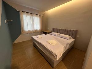 双溪大年A1 Hotel Sungai Petani的一间卧室配有一张床,上面有两条毛巾