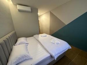 双溪大年A1 Hotel Sungai Petani的小房间,配有白色床单