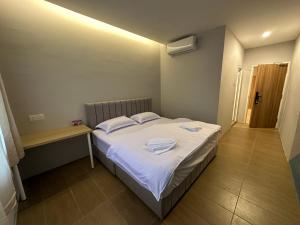 双溪大年A1 Hotel Sungai Petani的一间小卧室,配有带毛巾的床