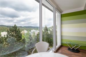 捷克克鲁姆洛夫捷克家庭度假屋的客房设有带桌椅的大窗户。