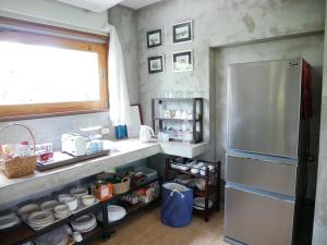 Ban Pa LauTime Pala-U Garden Villa (Noncee House)的厨房配有不锈钢冰箱和窗户
