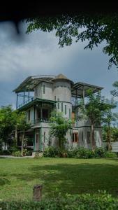 Ban Pa LauTime Pala-U Garden Villa (Noncee House)的一座屋顶的大型建筑