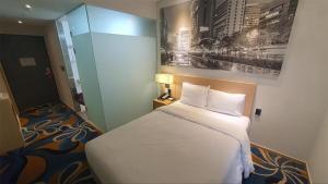 首尔Travelodge Myeongdong Euljiro的卧室配有白色的床和墙上的绘画作品