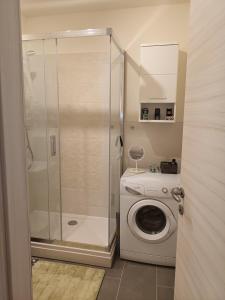 萨格勒布NEW - Frendly Luxury Apartment Franka Zagreb的带淋浴和洗衣机的浴室