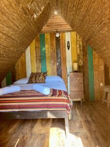 格拉纳达Casa Caracola的一间卧室设有一张木天花板床。