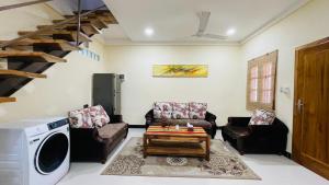 帝力A Luxury Duplex in Dili City, Timor-Leste的带沙发和洗衣机的客厅