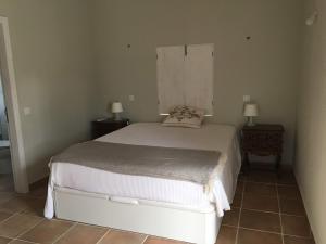 圣路易斯Monte Teu的一间卧室配有白色床和2个床头柜