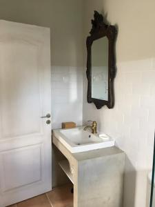 圣路易斯Monte Teu的白色的浴室设有水槽和镜子
