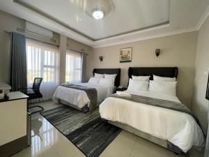 卢萨卡The Ace Hotel的酒店客房设有两张床和电视。
