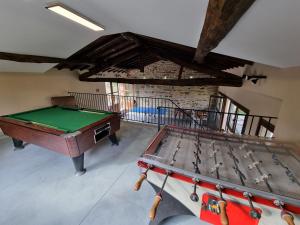 Pepín科尔蒂纳阿尔迪乡村的一间带台球桌和乒乓球桌的房间
