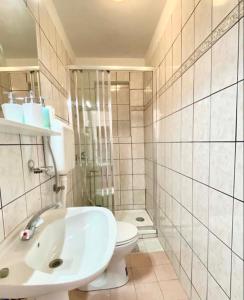 拉布Arbium Classic的白色的浴室设有卫生间和水槽。