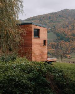 Horné Hámrekiva cabin的山丘上的小房子,有长凳