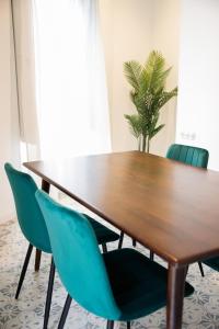 阿利坎特Casa Alberola Apartments的餐桌、椅子和植物