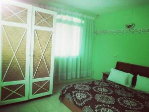 拉戈莱特El Paraiso的一间卧室设有一张床和一个滑动玻璃门