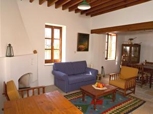 Chirokitia坡弗里奥斯乡间别墅公寓的客厅配有蓝色的沙发和桌子