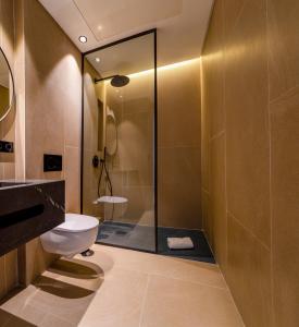 科尼尔-德拉弗龙特拉Hotel Apartamentos Hamus的带淋浴和卫生间的浴室