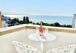 米兹多洛杰Ocean Dream的阳台上的桌子上放着两杯酒和一瓶葡萄酒