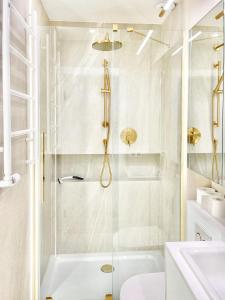 米兹多洛杰Ocean Dream的带淋浴和盥洗盆的白色浴室