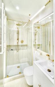 米兹多洛杰Ocean Dream的带淋浴、卫生间和盥洗盆的白色浴室