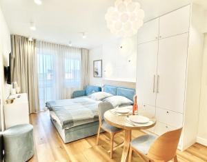 米兹多洛杰Ocean Dream的卧室配有一张床和一张桌子及椅子