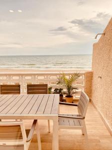 埃尔佩雷略Modern beachfront townhouse的俯瞰大海的阳台配有桌椅