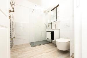 雅西Apart HOTEL Fusion Tower的白色的浴室设有卫生间和淋浴。