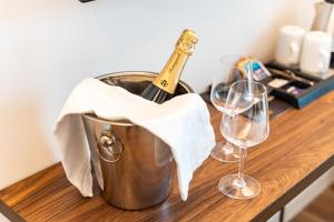 拉韦诺Hotel del Conte的桶装一瓶香槟和两杯葡萄酒