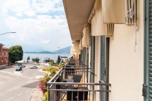 拉韦诺Hotel del Conte的享有街道景色的建筑阳台
