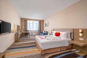广州蔚徕酒店广州白云机场店(原白云机场智选假日酒店）的酒店客房,配有一张心形床