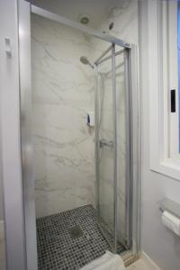 维戈Calvario 4的浴室里设有玻璃门淋浴
