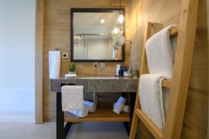 伊罗达伊罗达多姆斯傲途格精选酒店的一间带水槽和镜子的浴室