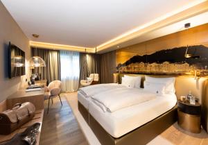 因斯布鲁克因斯布鲁克酒店的酒店客房设有一张大床和一张书桌。