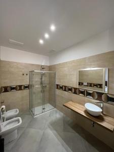 加利波利MACHIAVELLI HOUSE的一间带两个水槽和玻璃淋浴间的浴室