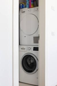 特拉维夫Art and Luxe的衣柜里的洗衣机和烘干机