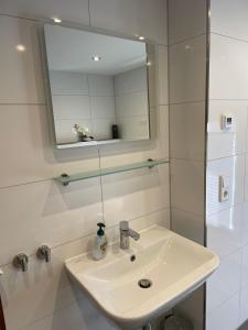 温特贝格Ferienwohnung Hildfeld KORS的白色的浴室设有水槽和镜子