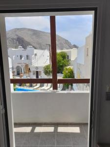 佩里萨马科斯别墅酒店的从客房的窗户可欣赏到风景。