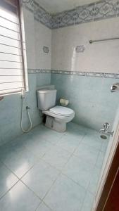 达卡Hotel Skylink的一间带卫生间的浴室和瓷砖地板。