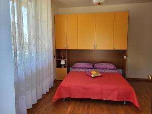 TolloCOLLINA FIORITA的一间卧室配有红色的床和红色毯子