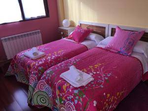 Quintanilla del AguaEl Perfume Del Almendro的两张睡床彼此相邻,位于一个房间里
