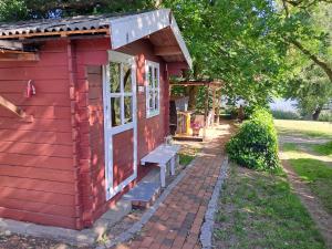 HohnstorfSommersitz的一座红色的小房子,在院子里设有长凳