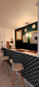 Montoir-de-BretagneStudio, TopdestinationBretagne的酒吧配有两把椅子和带镜子的柜台
