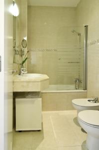 塞维利亚圣克鲁斯庭院酒店的一间带水槽、卫生间和淋浴的浴室